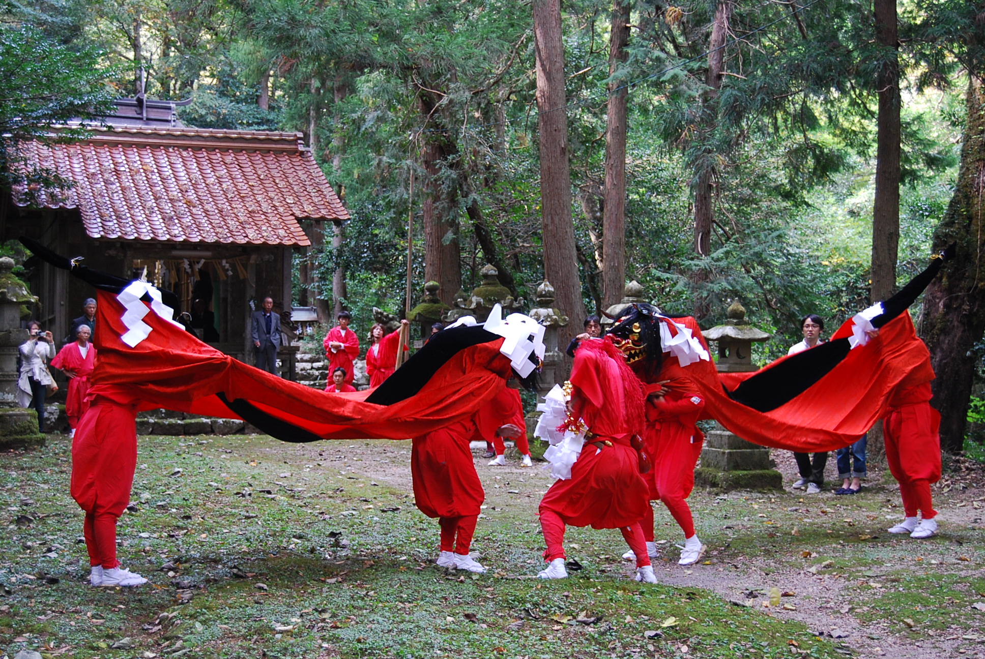 岩坪神社獅子舞　神社奉納の写真
