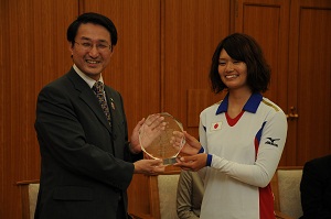 平井知事から川中選手へ県民栄誉賞の授与